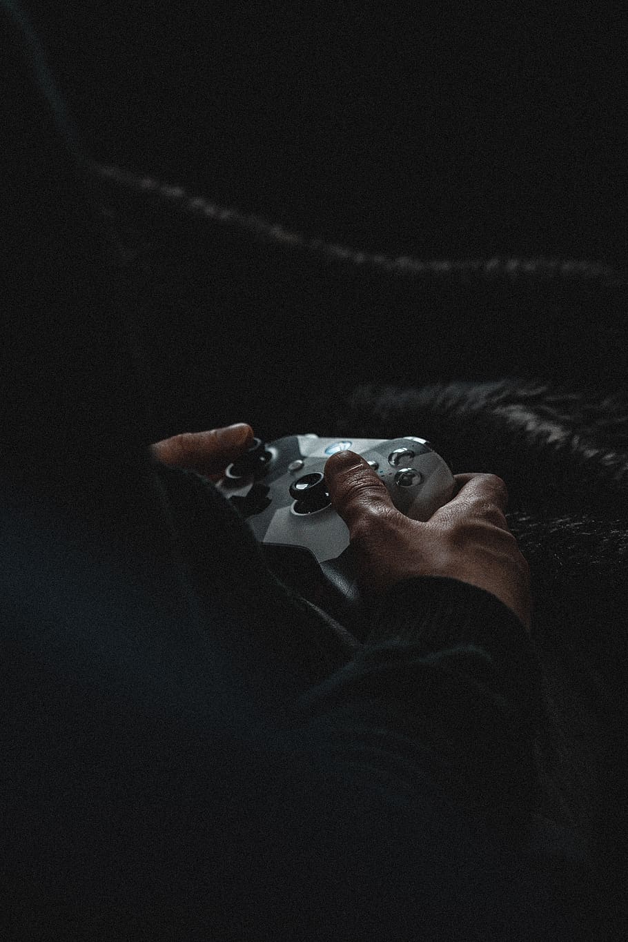 persona, detenzione, bianca, controller di gioco, una persona, persone reali, mano umana, in casa, parte del corpo umano, uomini, stili di vita, mano, attività di svago, tecnologia, rilassamento, parte del corpo, avvicinamento, buio, temi fotografici, attività, adulto, tecnologia wireless, 5K