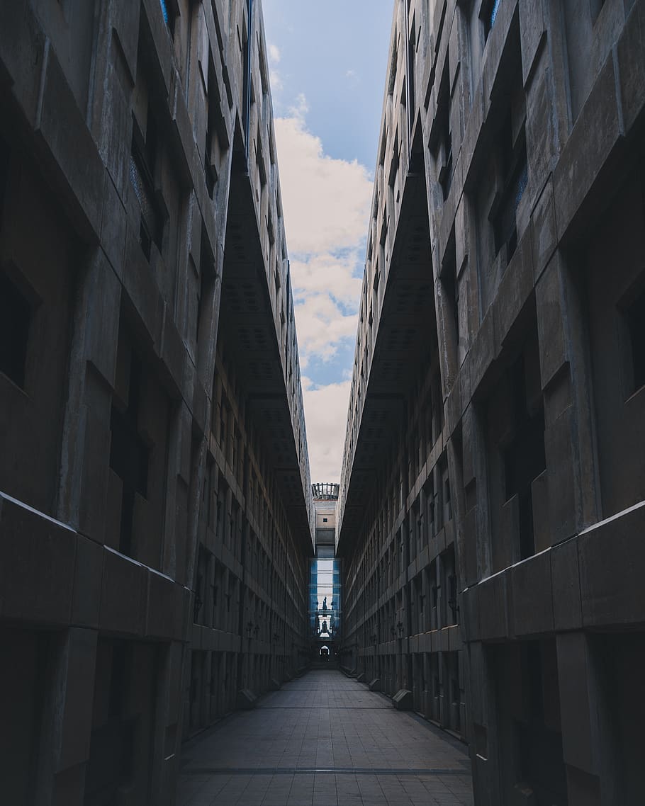 gang, weg, pad, gebouwen, gebouw, asfalt, kantoorgebouw, voetpad, binnenshuis, muur, huisdecoratie, stad, stedelijk, stad-, straat, zonlicht, architectuur, hardsteen, crypt, ingebouwde structuur, richting, de weg vooruit, buitenkant van het gebouw, perspectief verminderen, dag, hemel, buitenshuis, geen mensen, natuur, woonwijk, vervoer, smal, lage hoekweergave, steeg, wolk - lucht, appartement, 2K