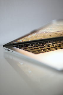 Computer, Elektronik, Laptop, Computer Tastatur, Tastatur, Hardware-, Computerhardware, pc, MacBook, Fernbedienung, Arbeit, Handheld-Computer, Telefon, Gold, Mobiltelefon, Handy, elektronischer Chip, Zentralprozessor, Sicherheit, SMS, drinnen, Studioaufnahme, keine Leute, Nahansicht, selektiver Fokus, einzelnes Objekt, Stillleben, Stift, weißer Hintergrund, Tabelle, Schreibgerät, Schatten, Reflexion, Text, kopieren sie platz, Papier-, Muster, grau, Technologie, Kommunikation, 4K, CC0, gemeinfrei, lizenzfrei