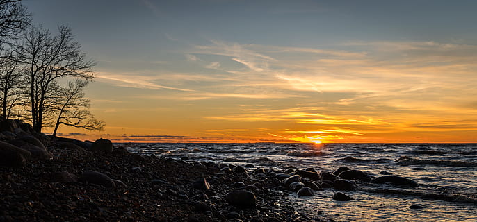 Küstenfoto geschossen, Sonnenuntergang, Strand, Wolken, Dämmerung, Abend, Landschaft, Licht, Ozean, Felsen, Meer, seelandschaft, Himmel, Sommer-, Sonne, Surfen, Reise, Bäume, Wasser, Szenen - Natur, Schönheit in der Natur, Land, Rock, solide, ruhige Szene, Ruhe, wolke - himmel, Rock - Objekt, Natur, orange Farbe, Horizont, Horizont über Wasser, keine Leute, draußen, 5K, CC0, gemeinfrei, lizenzfrei