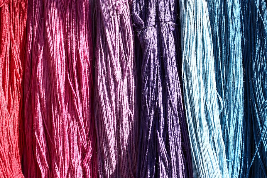 Farbe, Fäden, wolle, bunt, Handarbeit, Hintergrund, Nähgarn, Blau, rot, aufgewickelt, Rolle, Kunst, Nähzubehör, Hintergründe, mehrfarbig, Vollbild, lila, Textil-, Wahl, Nahansicht, Variation, keine Leute, Muster, drinnen, Faden, Stillleben, zu verkaufen, Sammlung, pinke Farbe, Geschäft, hängend, texturiert, große gruppe von gegenständen, Verkaufsdisplay, Schal, 4K