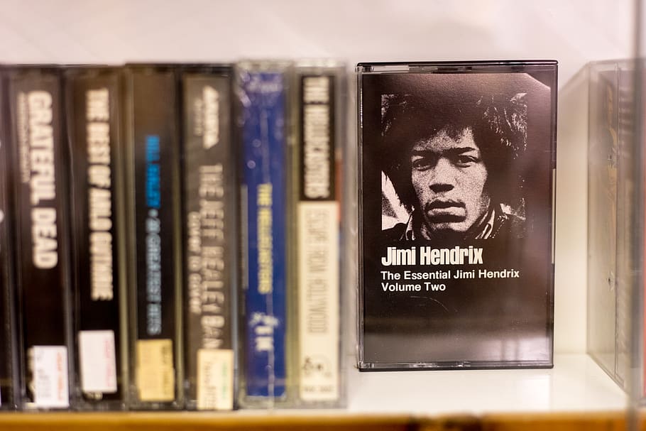 jimi hendrix, pòster, paper, flyer, fulletó, a l'interior, llibre, publicació, text, cap gent, educació, representació, prestatge, representació humana, primer pla, prestatge per a llibres, guió occidental, comunicació, centrar-se en primer pla, temes de fotografia, gran grup d'objectes, literatura, salut i medicina, aprenentatge, 5K
