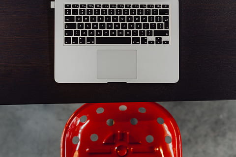elegante, espacio de trabajo, computadora macbook, casa, estudio, tecnología, computadora, macbook, escritorio, ordenador portátil, trabajando, comunicación, tecnología inalámbrica, conexión, equipo de computadora, mesa, teclado, adentro, de cerca, nadie, dispositivo de información portátil, rojo, directamente arriba, naturaleza muerta, vista de alto ángulo, parte de la computadora, llave de computadora, blanco, 4K