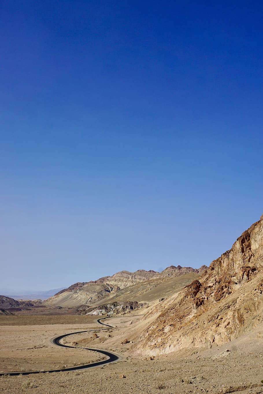 Wüste, Natur, draußen, Berg, Cliff, Vereinigte Staaten, Künstler-Palette, Straße, Plateau, Blau, Autobahn, Gebirge, Vorgebirge, Himmel, Mesa, Freizeitaktivitäten, Abenteuer, Tal, Kies, Schotterstraße, Landschaft, Szenen - Natur, Umgebung, ruhige Szene, Ruhe, Land, klarer Himmel, Schönheit in der Natur, kopieren sie platz, Nicht-städtische Szene, Klima, trockenes Klima, Tag, Fernbedienung, keine Leute, halbtrocken, 5K