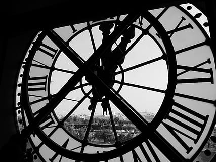 orologio a torre marrone, orologio, tempo, in casa, romano, struttura costruita, numero romano, nessuno, architettura, quadrante, mano minuta, forma, avvicinamento, turismo, modello, Torre dell'orologio, città, cerchio, destinazioni di viaggio, forma geometrica, strumento del tempo, ruota, 4K, CC0, dominio pubblico, privo di copyright