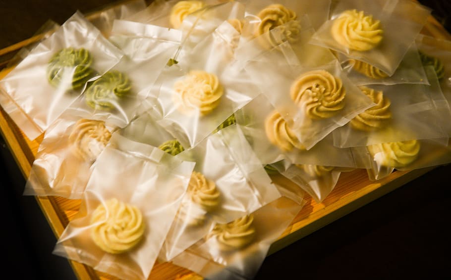 braun, Kekse, Pack, Nahansicht, Muster, Kunststoff, Holztablett, drinnen, Feier, keine Leute, Studioaufnahme, Blume, Hochzeit, Essen und Trinken, Emotion, Eleganz, blühende Pflanze, High Angle View, goldfarben, Veranstaltung, Erfrischung, Gelb, Liebe, Frische, weiße Farbe, Papier-, Luxus, 5K