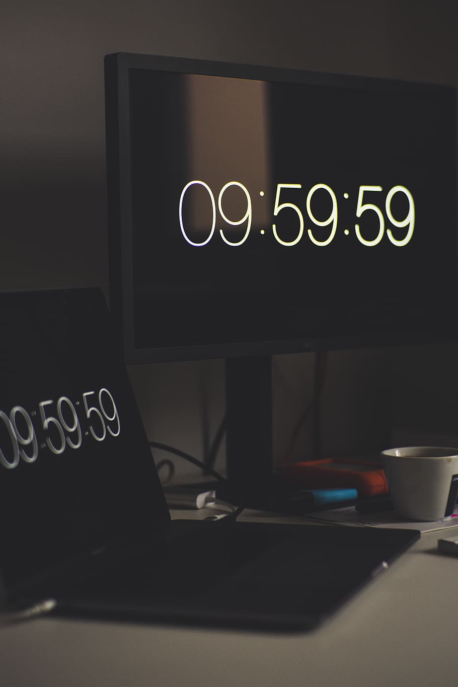 negre, pis, pantalla, monitor, connectar, escriptori, dispositiu, temps, comunicació, guió occidental, text, tecnologia, a l'interior, cap gent, ordinador, taula, tassa, primer pla, connexió, tecnologia sense fils, menjar i beguda, portàtil, tassa de cafè, lletra majúscula, monitor d’ordinador, color negre, il·luminat, teclat, 5K
