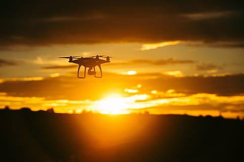montagna, cielo, nuvole, natura, fuco, tramonto, vista, aereo, tecnologia, volante, silhouette, mezz'aria, veicolo aereo, nuvola - cielo, colore arancione, mezzi di trasporto, scenics - natura, macchina fotografica - attrezzatura fotografica, nessuno, modo di trasporto, sorveglianza, apparecchiature multimediali, sicurezza, temi fotografici, all'aperto, moderno, in bilico, 4K