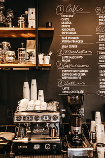 sort espressomaskine, tekst, mad og drikke, indendørs, beholder, ingen mennesker, hylde, stilleben, vestlige script, meddelelse, flaske, valg, variation, forretning, friskhed, stor gruppe af objekter, cafe, forfriskning, kaffemaskine, drikke, arrangement, kaffebar, 5K, CC0, offentligt domæne, royaltyfrie