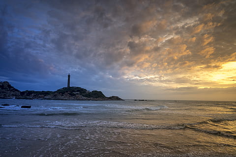 Strand, wolkig, Himmel, Hintergrund, hinterleuchtet, Wolken, Wolkengebilde, Dämmerung, dramatisch, Abend, goldene Stunde, Insel, Landschaft, Licht, Leuchtturm, Ozean, Sand, Meer, seelandschaft, Sonnenuntergang, Surfen, Reise, Tapete, Wasser, Wellen, Szenen - Natur, Schönheit in der Natur, wolke - himmel, Land, Ruhe, keine Leute, ruhige Szene, Natur, idyllisch, Horizont über Wasser, Nicht-städtische Szene, Horizont, Rock, draußen, 5K, CC0, gemeinfrei, lizenzfrei