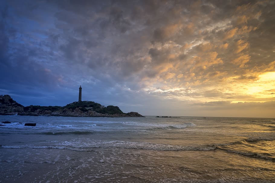 Strand, wolkig, Himmel, Hintergrund, hinterleuchtet, Wolken, Wolkengebilde, Dämmerung, dramatisch, Abend, goldene Stunde, Insel, Landschaft, Licht, Leuchtturm, Ozean, Sand, Meer, seelandschaft, Sonnenuntergang, Surfen, Reise, Tapete, Wasser, Wellen, Szenen - Natur, Schönheit in der Natur, wolke - himmel, Land, Ruhe, keine Leute, ruhige Szene, Natur, idyllisch, Horizont über Wasser, Nicht-städtische Szene, Horizont, Rock, draußen, 5K