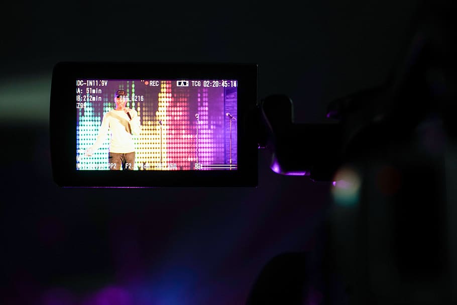 videocamera nera, schermo, mirino, prestazione, esecutore, vivere, tecnologia, telecamera, Tech, Ingranaggio, le riprese, film making, luce, buio, attrezzatura, illuminazione, bancone da bar, pub, tv, televisione, tenere sotto controllo, cultura artistica e intrattenimento, in casa, comunicazione, notte, testo, attività di svago, godimento, illuminato, nessuno, musica, avvicinamento, set televisivo, evento, schermo del dispositivo, eccitazione, 8K