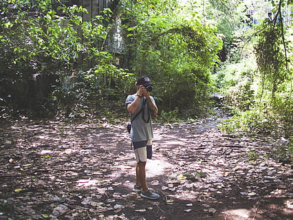 , groen, bomen, natuur, surfen, fotograaf, reizen, Indonesië, Bali, festival park, verlaten, geest, spoken, Bos, nauture, boom, fabriek, een persoon, echte mensen, volledige lengte, levensstijlen, groei, vrijetijdsbesteding, land-, casual kleding, staand, schoonheid in de natuur, groene kleur, dag, achteraanzicht, zonlicht, niet-stedelijke scène, buitenshuis, 5K, CC0, publiek domein, royaltyvrij