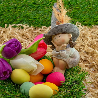 Pasqua, ou, figura, ous de Pasqua, colorit, ous de xocolata, divertit, Feliç Pasqua, primavera, flors, tulipes, herba, targeta de felicitació, alegre, alegria de pasqua, xocolata, infància, representació, planta, joguina, nen, dia, naturalesa, representació humana, celebració, nadó, terra, camp, innocència, conill de Pasqua, menjar, joguina de peluix, primer pla, ou de Pasqua, a l'aire lliure, 2K, CC0, domini públic, lliure de regalies