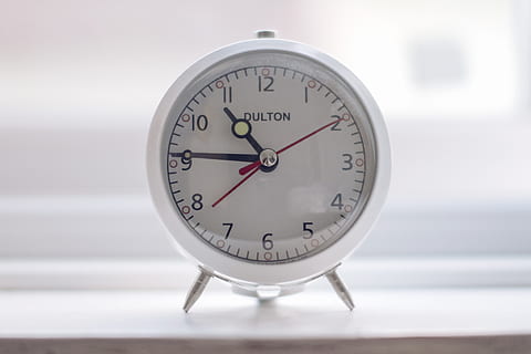 dulton, jam, jendela, alarm, tidur, kamar tidur, jumlah, waktu, tidak ada orang, merapatkan, dalam ruangan, ketepatan, fokus pada latar depan, lingkaran, bentuk, objek tunggal, bentuk geometris, mengukur, termometer, masih hidup, hari, latar belakang putih, jam wajah, komunikasi, tangan kecil, 4K, CC0, domain publik, bebas royalti