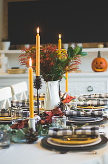 dangkal, foto fokus, kuning, berlampu, lilin, meja, makan malam, pengaturan, set, cahaya lilin, pai, kotak-kotak, resmi, nyaman, alam, kendi, bunga, eucalyptu, biji pinus, jack-o-lantern, labu, ucapan syukur, pembakaran, api, tidak ada orang, dalam ruangan, fokus selektif, masih hidup, api - fenomena alam, diterangi, perayaan, makanan, suhu panas, makanan dan minuman, dekorasi, merapatkan, piring, 4K, CC0, domain publik, bebas royalti