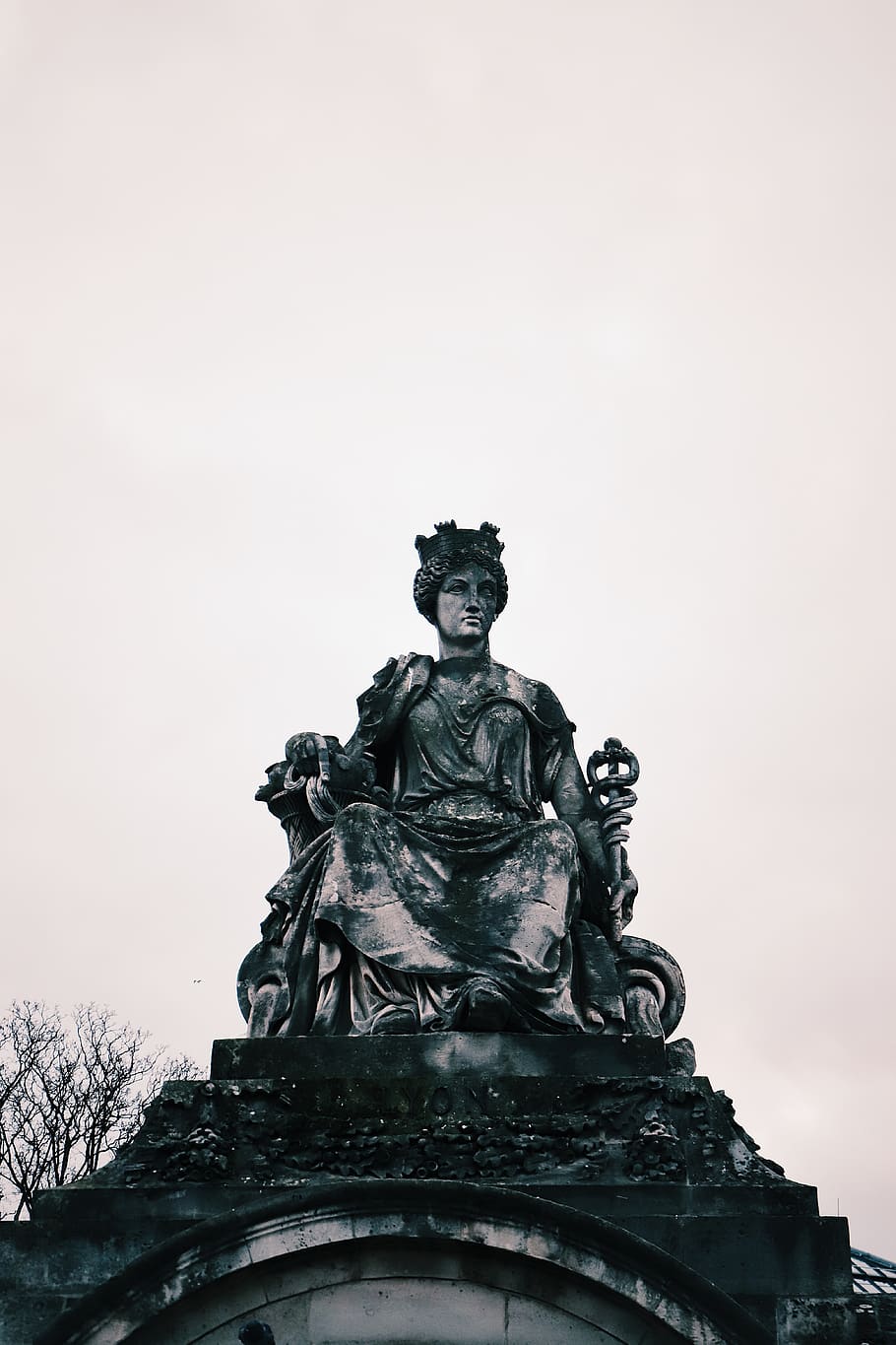 persona estàtua, monument, humà, persona, escultura, art, estàtua, arqueologia, figureta, silueta, placa, cripta, verd blavós, edifici, arquitectura, cúpula, llosa, esfera, pissarra, roda de ferris, Parc d'atraccions, art i artesania, representació humana, representació, cel, vista d’angle baix, creativitat, semblança masculina, cap gent, naturalesa, dia, cel clar, artesania, a l'aire lliure, còpia espai, història, ornamentat, 5K