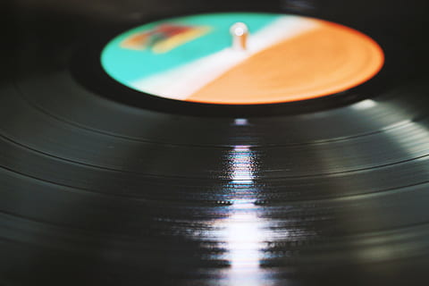Vinyl-Disc, Musik-, Aufzeichnung, Kunst, Kultur und Unterhaltung, Drehscheibe, Nahansicht, selektiver Fokus, Retro-Stil, keine Leute, drinnen, Technologie, Musikinstrument, Tontechnik, Reflexion, schwarze Farbe, Musikausrüstung, Vollbild, Grammophon, Ausrüstung, gestalten, 4K, CC0, gemeinfrei, lizenzfrei