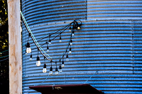 Licht, Beleuchtung, Lichterketten, draußen, Scheune, Stimmung, Blau, keine Leute, die Architektur, Muster, gebaute Struktur, Wandbau - Funktion, Metall, Tag, Sonnenlicht, Gebäudehülle, Natur, gestreift, Flachwinkelansicht, Sicherheit, Wand, Schatten, Gebäude, texturiert, Eisen, gewellt, 5K, CC0, gemeinfrei, lizenzfrei