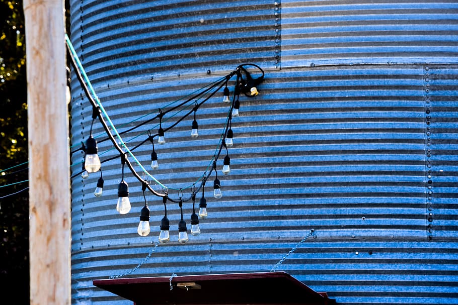 Licht, Beleuchtung, Lichterketten, draußen, Scheune, Stimmung, Blau, keine Leute, die Architektur, Muster, gebaute Struktur, Wandbau - Funktion, Metall, Tag, Sonnenlicht, Gebäudehülle, Natur, gestreift, Flachwinkelansicht, Sicherheit, Wand, Schatten, Gebäude, texturiert, Eisen, gewellt, 5K