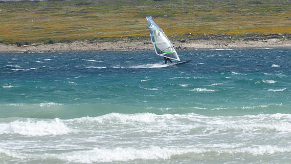 navega, mare, mar, aigua, davant del mar, moviment, esport, dia, onada, esport aquàtic, bellesa a la natura, surf, naturalesa, vaixell nàutic, veler, transport, a l'aire lliure, escenics - natura, activitat d'oci, windsurf, 4K, CC0, domini públic, lliure de regalies
