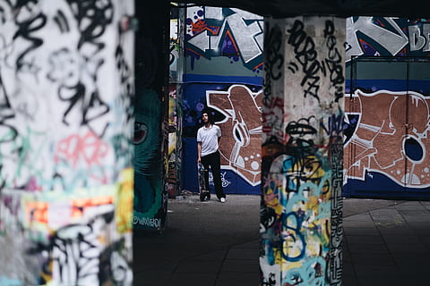struktura, budova, zeď, umění, nástěnná malba, malování, graffiti, lidé, muž, sama, umění a řemesla, tvořivost, vícebarevné, nástěnný prvek, architektura, pouliční umění, stavba, den, text, nikdo, zastoupení, město, řemeslo, na prodej, venku, ulice, sdělení, 5K, CC0, veřejná doména, bez autorských práv