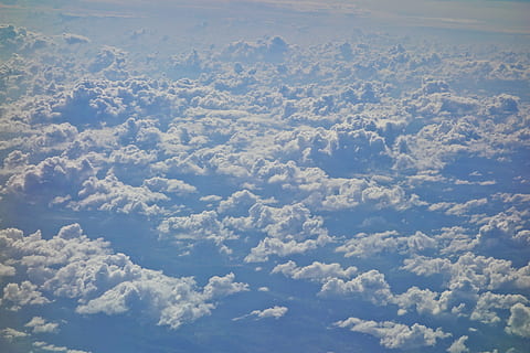 Wolken, Luftaufnahme, Himmel, Wolkengebilde, Flug, Wetter, über den Wolken, hoch, Höhe, Schönheit in der Natur, wolke - himmel, Szenen - Natur, Ruhe, ruhige Szene, keine Leute, Natur, Tag, draußen, Umgebung, Hintergründe, idyllisch, Vollbild, Blau, weiße Farbe, Sonnenlicht, flauschige, Meteorologie, über, 5K, CC0, gemeinfrei, lizenzfrei