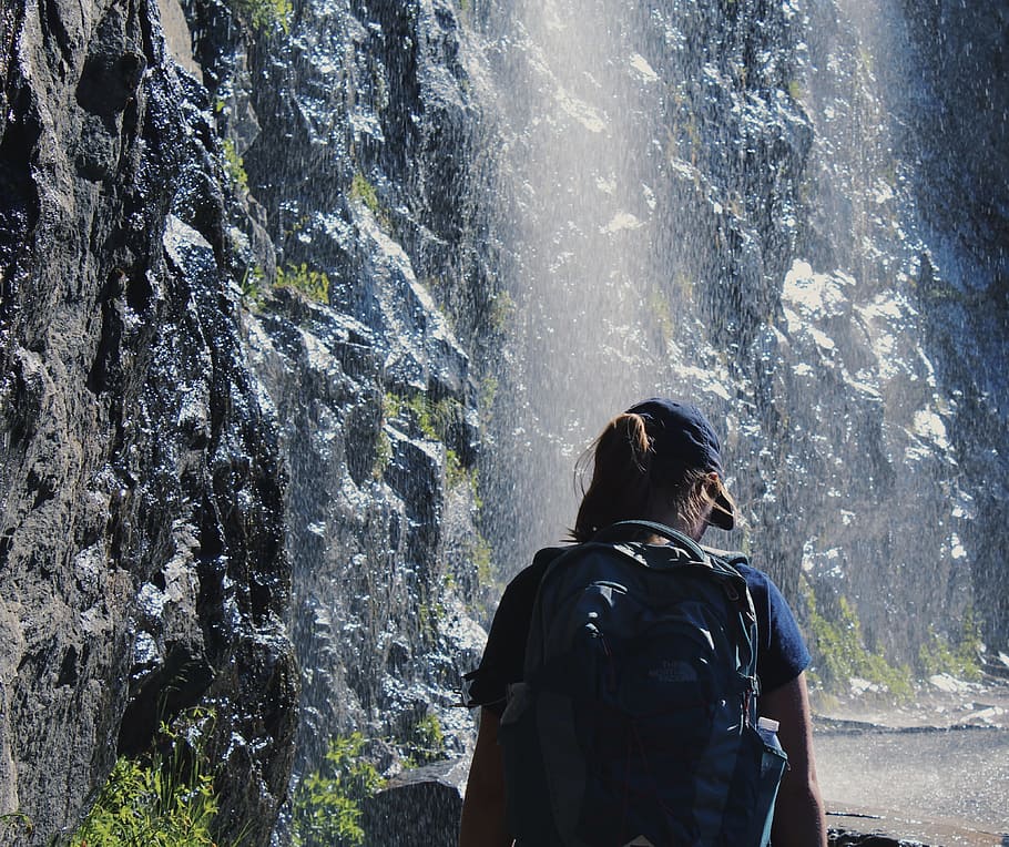 persoană, mers, cascade, rucsac, lumina zilei, timpul zilei, mediu inconjurator, excursionist, peisaj, Munte, natură, în aer liber, alpinism, roci, pitoresc, apă, purta, oameni adevărați, stiluri de viață, o persoana, Activitatea de agrement, vedere din spate, scenice - natura, frumusețe în natură, drumeții, stâncă, cascadă, obiect de rocă, formatie rock, solid, aventură, permanent, apă curgătoare, Privind la vedere, 4K