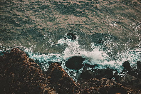 Vista de l'oceà, naturalesa, mar, aigua, a l'aire lliure, oceà, paisatge, vista aèria, riu, onades del mar, brownstone, aigua blava, mar blau, vista, platja, onades, vista superior, pedres, vista d'ocell, art, moviment, dia, rock, bellesa a la natura, cap gent, vista d’angle alt, esquitxades, rock - object, sòlid, esport, terra, onada, esport aquàtic, poder a la natura, aigua que flueix, trencament, 5K, CC0, domini públic, lliure de regalies