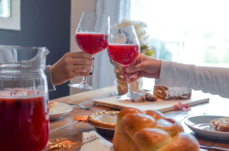 dos, clar, derrapat, gots, fleca, begudes, pa, pastís, aclamacions, parella, deliciós, beure, menjar, forquilla, vidre, mans, mantingui, a l'interior, interior, suc, home, pastisseria, llançador, placa, vermell, restaurant, saborós, dona, menjar i beguda, refresc, alcohol, vi, mà humana, unió, celebració, mà, brindis de celebració, Copa de vi, dues persones, adult, dones, part del cos humà, estils de vida, gent, parella - relació, emoció positiva, vi negre, 4K
