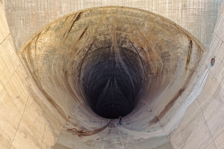 human, mand, arbejdere, dæmning, flyde over, hul, åbning, hoover dam, symmetri, symmetrisk, person, sort, dyb, maw, tæt på, form, geometrisk form, cirkel, arkitektur, ingen mennesker, tekstureret, direkte over, murbygningsfunktion, indendørs, mønster, dag, bygget struktur, design, høj vinkel visning, baggrunde, fuld ramme, rejsemål, direkte under, 4K