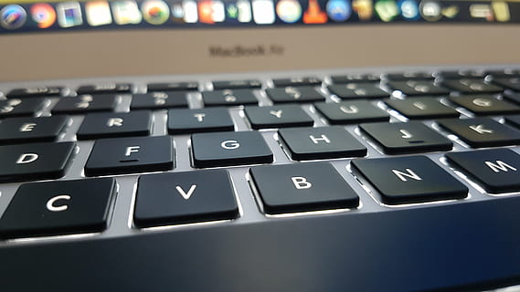 selettivo, fotografia a fuoco, MacBook Air acceso, accesso, avvicinamento, connessione, dati, elettronica, informazione, Internet, tastiera, il computer portatile, Rete, tecnologia, computer, attrezzatura informatica, tastiera del computer, comunicazione, tecnologia wireless, parte del computer, nessuno, lettera, tasto del computer, testo, in casa, fotogramma intero, sceneggiatura occidentale, alfabeto, numero, 4K, CC0, dominio pubblico, privo di copyright