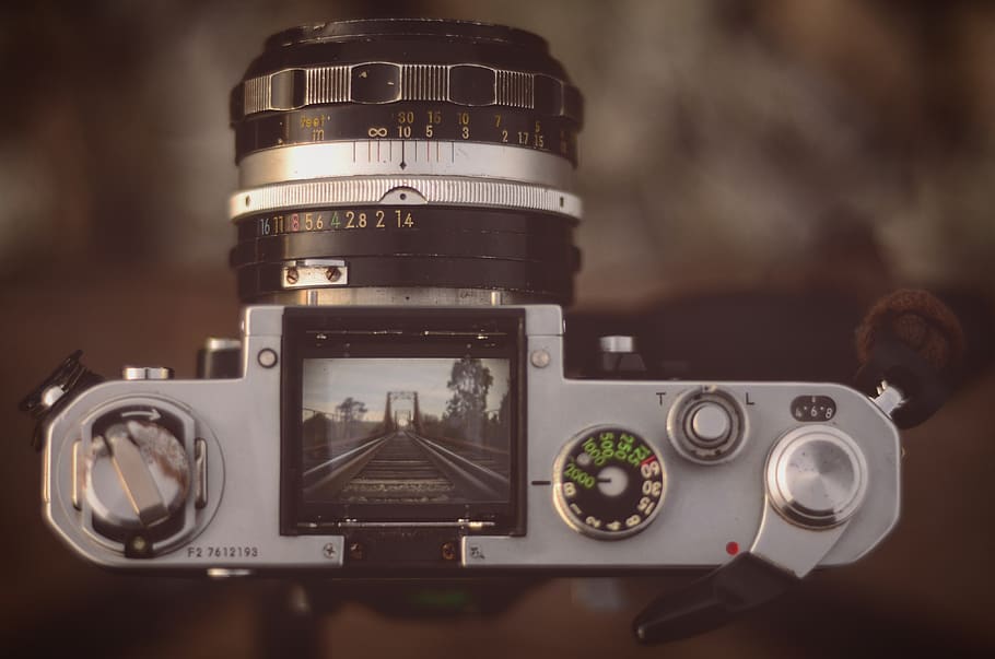 xile, pua, tecnologia, temes de fotografia, càmera - equip fotogràfic, a l'interior, taula, primer pla, equip fotogràfic, centrar-se en primer pla, càmera, cap gent, càmera digital, natura morta, lent - instrument òptic, estil retro, fotografiar, modern, compost digital, temps, comunicació, 4K