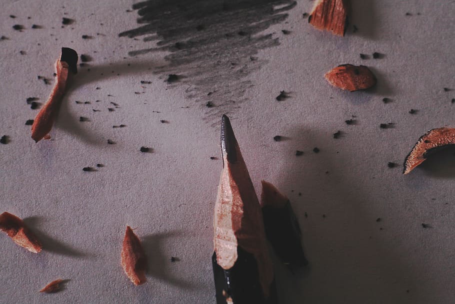 tužka, kreslit, výkres, napsat, psaní, Vést, grafit, ostrý, brousit, nůž, holení, hobliny, papír, psaný, uvnitř, nikdo, detail, vysoký úhel pohledu, jídlo, jídlo a pití, přímo nad, stálý život, stín, chaotický, stůl, Zdravé stravování, krev, Příroda, svěžest, skupina objektů, den, slunečního světla, blahobyt, ovoce, agrese, 5K