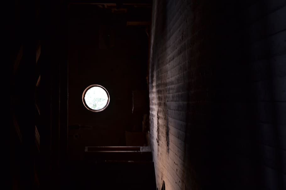 ventana, oscuro, casa antigua, iluminado, adentro, arquitectura, nadie, equipo de iluminación, estructura construida, edificio, bodega, copia espacio, pared - característica de la construcción, luz - fenómeno natural, bombilla, noche, en una fila, ausencia, lugar de adoración, electricidad, sombra, 4K