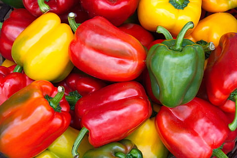 warzywo, Chilli, papryka, pieprz, jedzenie, jedzenie i picie, czerwony, świeżość, duża grupa obiektów, pełna ramka, czerwona papryka, tła, zdrowe odżywianie, rynek, dobre samopoczucie, żadnych ludzi, żółty, obfitość, zbliżenie, przyprawa, sprzedaż, 4K, CC0, domena publiczna, darmowe zdjęcia