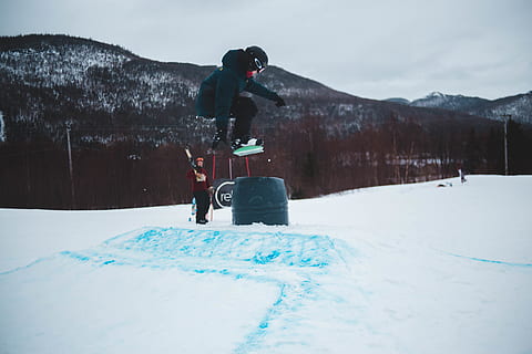 hombre haciendo trucos, persona, humano, neumático, ropa, vestir, vehículo, transporte, Deportes, patineta, deporte, al aire libre, naturaleza, nieve, trineo, electrónica, pista, cuesta abajo, actividades de ocio, máquina, Llanta de carro, invierno, temperatura fría, montaña, deporte de invierno, una persona, día, cordillera, actividad de ocio, gente real, belleza en la naturaleza, ropa de abrigo, aventuras, paisajes - naturaleza, cielo, vacaciones, ropa de esquí, 5K, CC0, dominio público, libre de derechos