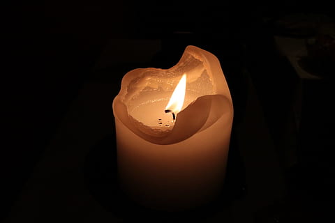 Kerze, Objekt, Wachs, Feuer, verbrennen in, Flamme, Verbrennung, beleuchtet, Hitze - Temperatur, dunkel, Lichtanlage, Feuer - natürliches Phänomen, glühend, drinnen, keine Leute, Nahansicht, Licht - natürliches Phänomen, einzelnes Objekt, Natur, Studioaufnahme, schmelzen, schwarzer Hintergrund, Dunkelkammer, Helligkeit, elektrische Lampe, 1080P, CC0, gemeinfrei, lizenzfrei
