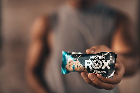paquet de proteïna rox, humà, persona, gent, suècia, ampolla, alcohol, beure, cervesa, ampolla de cervesa, begudes, gris, celebració, una persona, mà, mà humana, centrar-se en primer pla, part del cos humà, adult, persones reals, secció mitjana, homes, estils de vida, dia, primer pla, comunicació, vista frontal, activitat d'oci, activitat, roba casual, a l'aire lliure, dit, 8K, CC0, domini públic, lliure de regalies