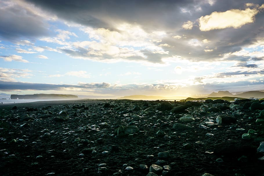 island, vik, sky - himmel, himmel, scenics - natur, miljø, skønhed i naturen, ro, rolig scene, natur, landskab, jord, ingen mennesker, ikke-urbane scene, dag, udendørs, solnedgang, Mark, sollys, plante, linseflare, horisont, 5K