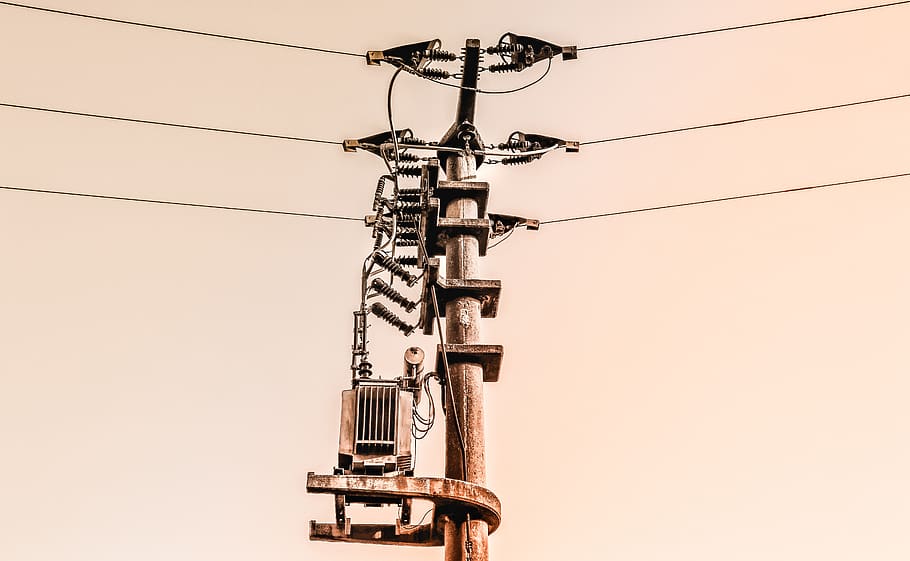 strommast, struktura, architektura, elektřina, kov, dřevo, proud, energie, vysokého napětí, stožár, zdroj napájení, průmysl, technologie, vedení, kabel, horní řádky, nebe, ocelové lešení, řádek, trolejového vedení, detail, starý, generátor, distributor, spojení, nízký úhel pohledu, elektrické vedení, elektřina pylon, paliva a energie, Příroda, čisté nebe, nikdo, den, sdělení, venku, stavba, telefonní linka, elektrické zařízení, globální komunikace, 5K