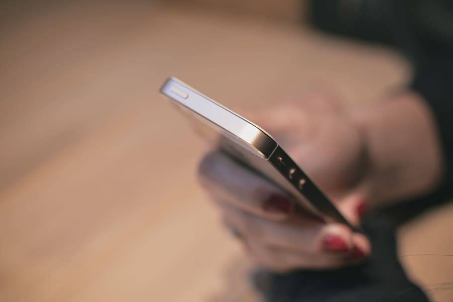 comunicació, connectat, connexió, , jocs, mà, i-phone, imatges, massatge, telèfon, smartphone, estoc, parlar, fons de pantalla, dones, una persona, part del cos humà, celebració, mà humana, primer pla, telèfon intel·ligent, tecnologia sense fils, dispositiu d’informació portàtil, telèfon mòbil, adult, tecnologia, centrar-se en primer pla, missatge de text, a l'interior, mig adult, 4K