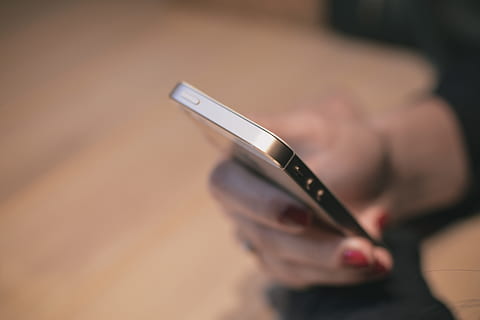 persona, utilizando, iphone 5 de plata, 5s, mano, iphone, teléfono inteligente, una persona, parte del cuerpo humano, participación, mano humana, de cerca, comunicación, tecnología inalámbrica, dispositivo de información portátil, conexión, teléfono móvil, adulto, tecnología, centrarse en primer plano, Mensaje de texto, adentro, teléfono, adulto medio, 4K, CC0, dominio público, libre de derechos