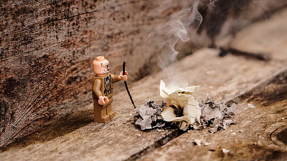 giocattolo minecraft, piccolo, figurina, persona, terra, fuoco, suolo, Fumo, ardente, mini, Lego, macro, ragazzo lego, figura, bruciare, storia, giocattolo, capi di abbigliamento, abbigliamento, umano, casco, natura, legno - materiale, messa a fuoco selettiva, nessuno, avvicinamento, albero, pianta, giorno, all'aperto, animale, fauna selvatica, legna, asciutto, invertebrato, fragilità, fuoco - fenomeno naturale, foresta, 4K, CC0, dominio pubblico, privo di copyright