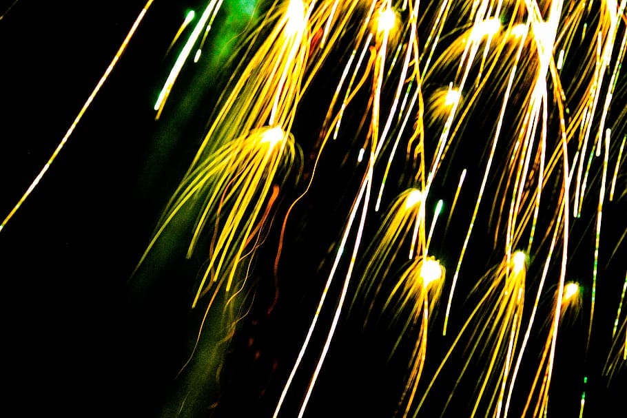 siora, llum, focs artificials, groc, viva, lleugeresa, fosc, foscor, explosió, foc, galetes de foc, moviment, moure, ràpid, velocitat, il·luminat, nit, cap gent, brillant, llum - fenomen natural, exposició llarga, resum, color verd, naturalesa, moviment borrós, equips d’il·luminació, multicolor, celebració, patró, a l'aire lliure, creixement, sender lleuger, bellesa a la natura, exhibició de focs artificials, fons negre, fulla de palma, 5K