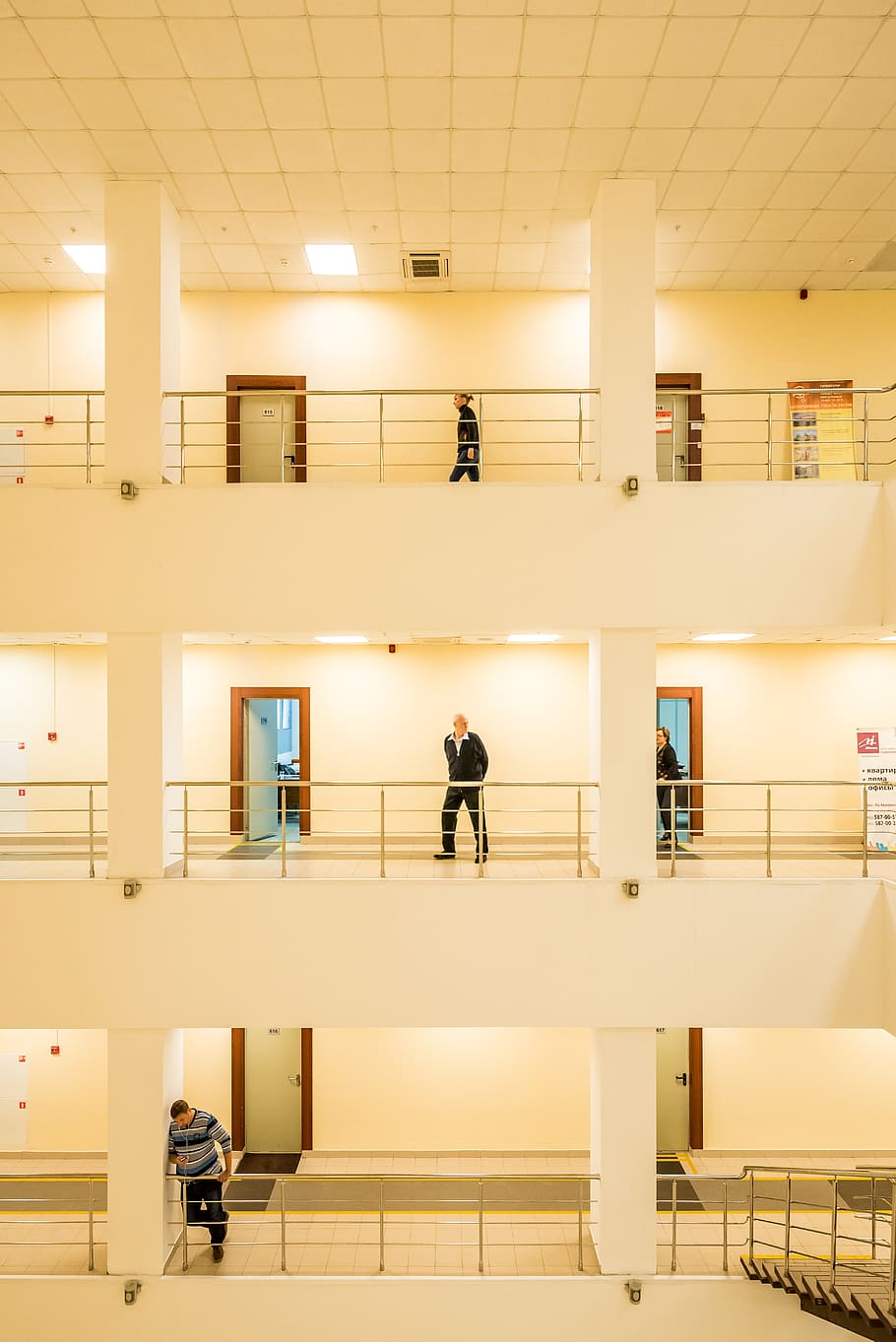 interior, Afaceri, centru, nivel, ușoară, podea, arhitectură, construită, oameni adevărați, o persoana, clădire, în interior, stiluri de viață, iluminat, bărbați, lungime totală, pardoseală, permanent, vedere din spate, Activitatea de agrement, balustradă, tavan, montare pe perete, 5K