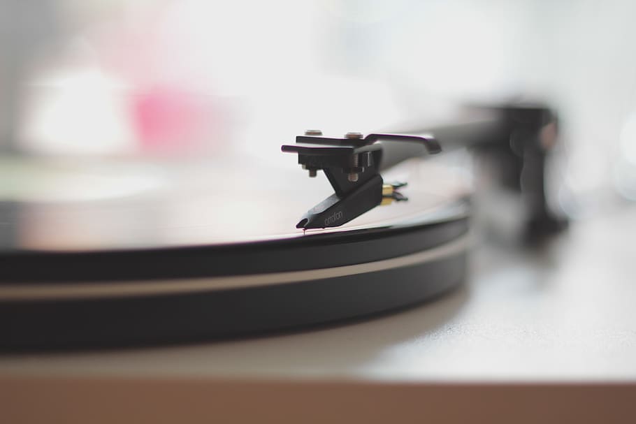 registre, jugador, disc, taula giratòria, vinil, estèreo, multimèdia, àudio, equipament, música, so, vintage, vell, girant, rpm, antiguitat, dj, agulla, cartutx, ortofon, tumblr wallpaper, estil retro, cultura i entreteniment artístic, enfocament selectiu, primer pla, a l'interior, agulla del reproductor, cap gent, tecnologia, equip d’àudio, gramòfon, moviment, sol objecte, instrument musical, color negre, 2K