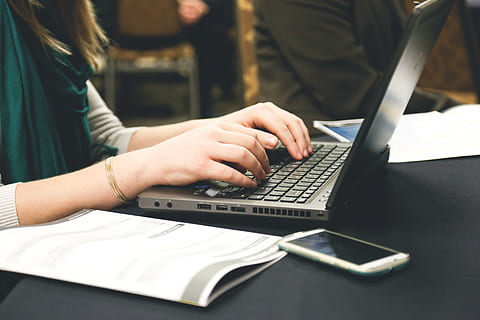 femme en train de taper, portable, bureau, email, la programmation, téléphone intelligent, La technologie, dactylographie, femme, travail, l'écriture, Technologie sans fil, la communication, Vrais gens, utilisant un ordinateur portable, ordinateur, table, main humaine, lien, personnes, femmes, main, partie du corps humain, adulte, section médiane, à l'intérieur, modes de vie, surfer sur le net, 5K, CC0, domaine public, libre de droits