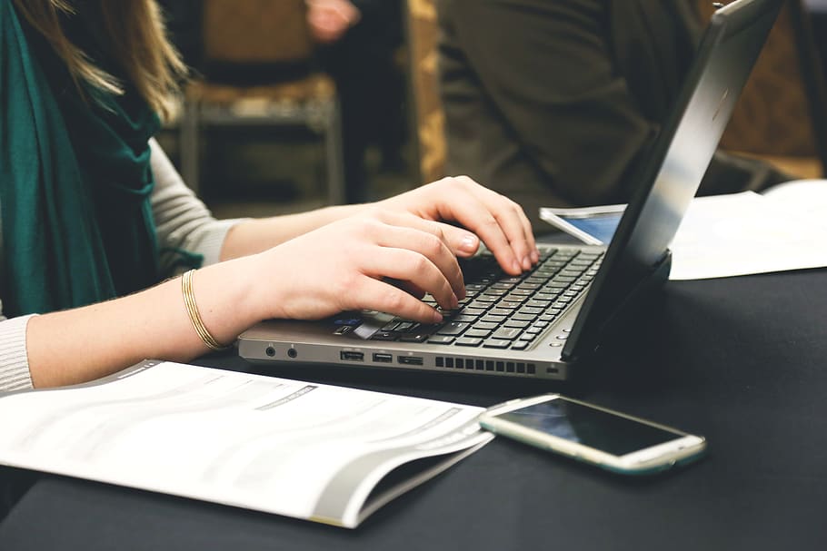 Frau tippen, Laptop, Schreibtisch, Email, Programmierung, Smartphone, Technologie, Tippen, Frau, Arbeiten, Schreiben, kabellose Technologie, Kommunikation, echte Menschen, mit laptop, Computer, Tabelle, menschliche Hand, Verbindung, Menschen, Hand, menschliches Körperteil, Erwachsene, Mittelteil, drinnen, Lebensstile, Surfen im Internet, 5K
