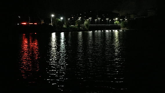 nit, reflexió, aigua, il·luminat, davant del mar, arquitectura, cap gent, estructura construïda, exterior de l'edifici, riu, naturalesa, fosc, ciutat, a l'aire lliure, ondulat, edifici, llum del carrer, cel, 2K, CC0, domini públic, lliure de regalies